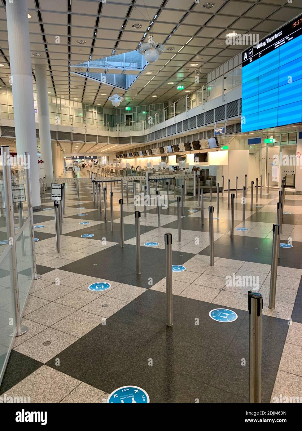 Accesso vuoto all'area di partenza del terminal A. Aeroporto Franz-Josef-Strauss di Monaco durante la crisi della corona del 2020 Foto Stock