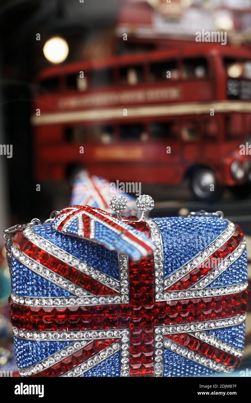 GRAN BRETAGNA / Inghilterra / Londra / borsetta , borsetta con bandiera Union jack nel negozio di souvenir di Londra . Foto Stock