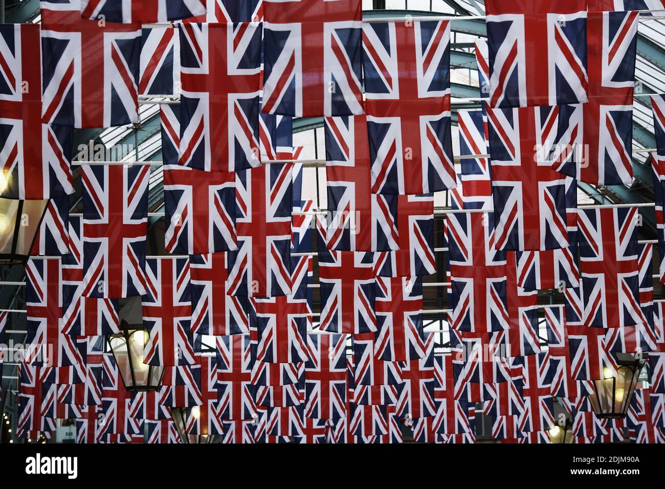 GREAT BRITAIN / England / London /Union Flags visualizzato in Covent Garden Foto Stock