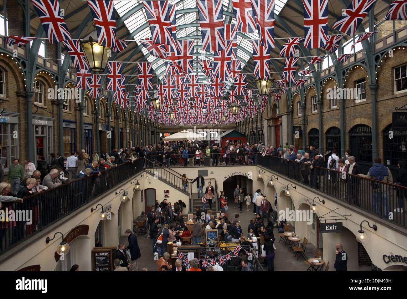 GREAT BRITAIN / England / London /Union Flags visualizzato in Covent Garden. Foto Stock