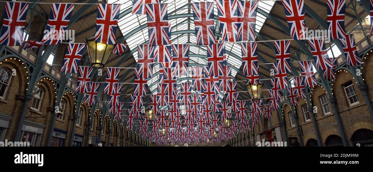 GREAT BRITAIN / England / London /Union Flags visualizzato in Covent Garden. Foto Stock