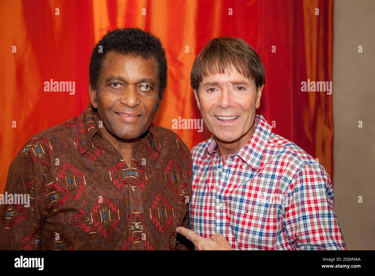 Due leggende della musica - il compianto Charley Pride con Sir Cliff Richard sul palco del Grand Ole Opry - Apr 2013, Nashville, Tennessee, USA Foto Stock
