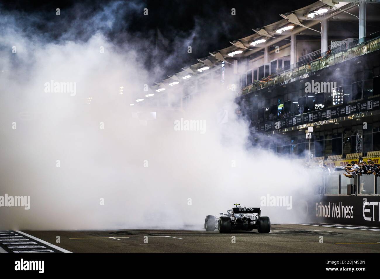 BOTTAS Valtteri (fin), Mercedes AMG F1 GP W11 Hybrid EQ Power+, facendo alcune ciambelle al termine della gara durante la Formula 1 Etihad Airways Abu Dhabi Grand Prix 2020, dal 11 al 13 dicembre 2020 sul circuito di Yas Marina, In Abu Dhabi - Foto Florent Gooden / DPPI / LM Foto Stock