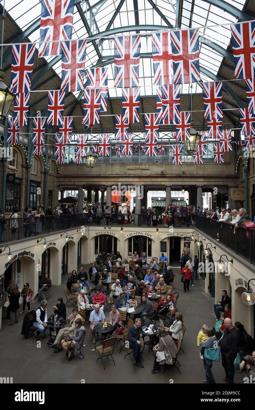 GREAT BRITAIN / England / London /Union Flags visualizzato in Covent Garden. Foto Stock