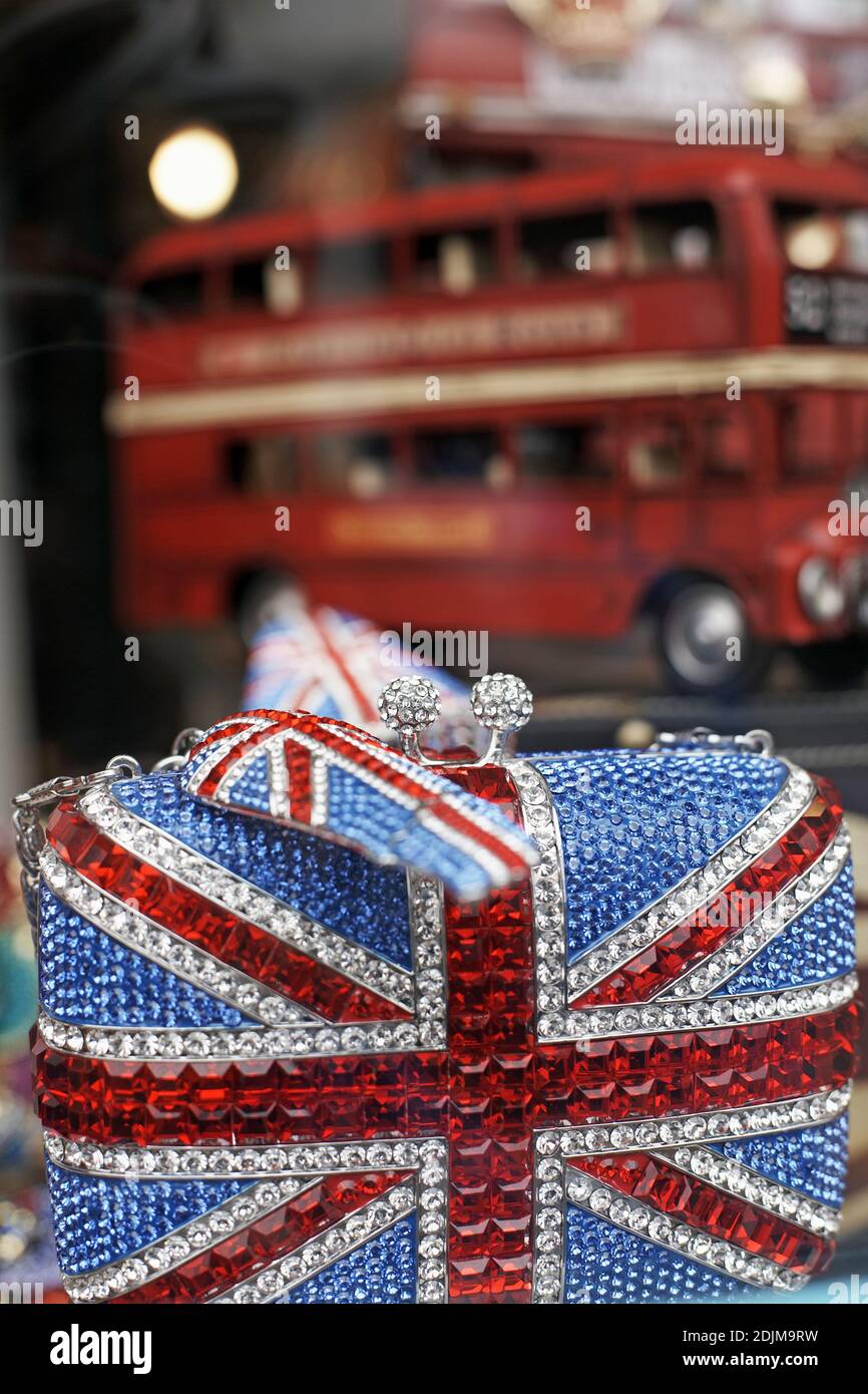GRAN BRETAGNA / Inghilterra / Londra / Union jack bag e London Bus. Borsa con bandiera del Regno Unito. Foto Stock