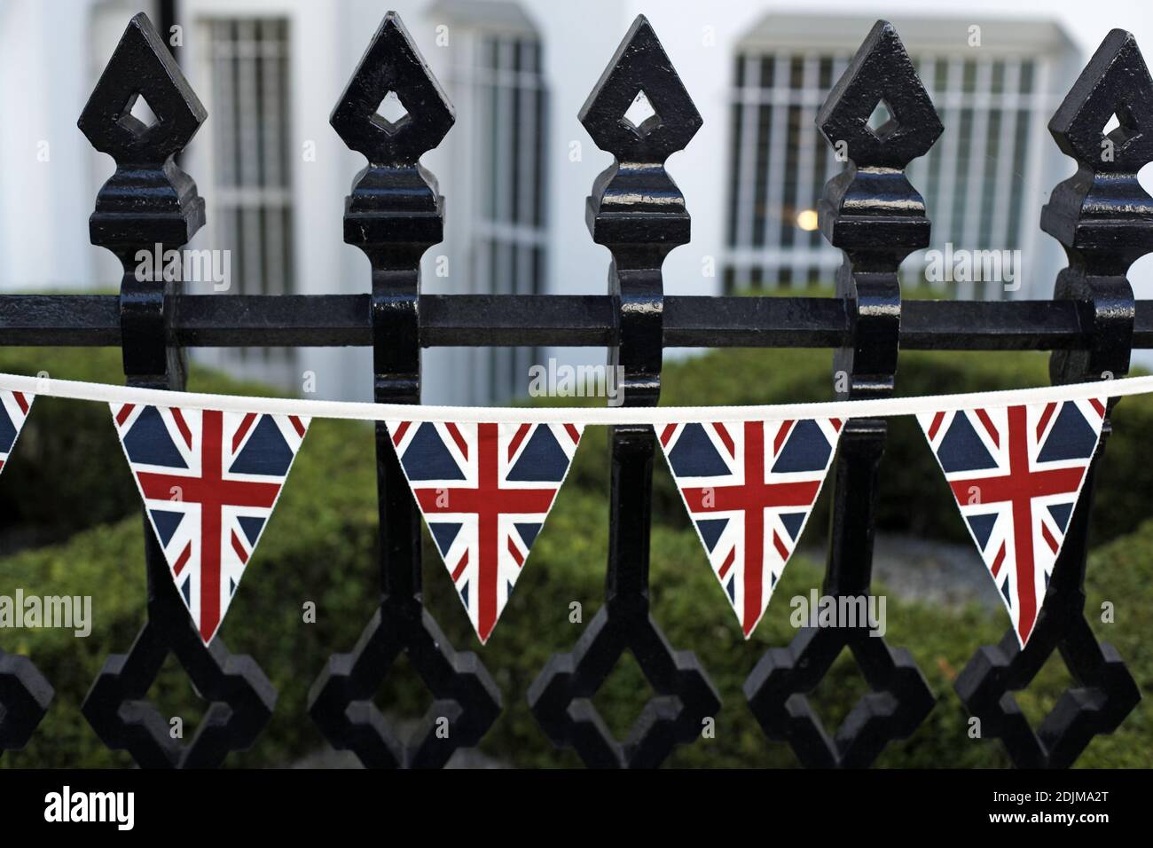 GRAN BRETAGNA / Inghilterra / Londra /Union Flags visualizzati su una recinzione a South Kensington . Foto Stock