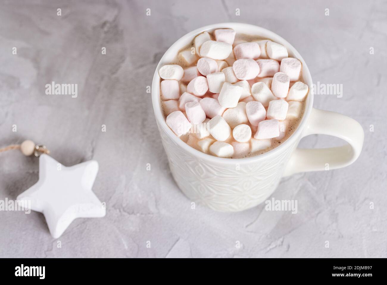 Tazza di cacao caldo e marshmallows, fondo grigio Foto Stock