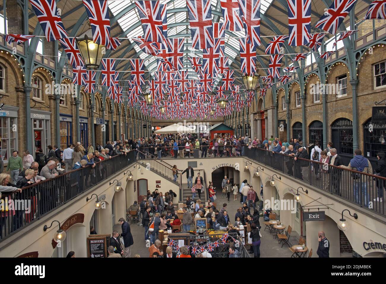 GREAT BRITAIN / England / London /Union Flags visualizzato in Covent Garden. Foto Stock