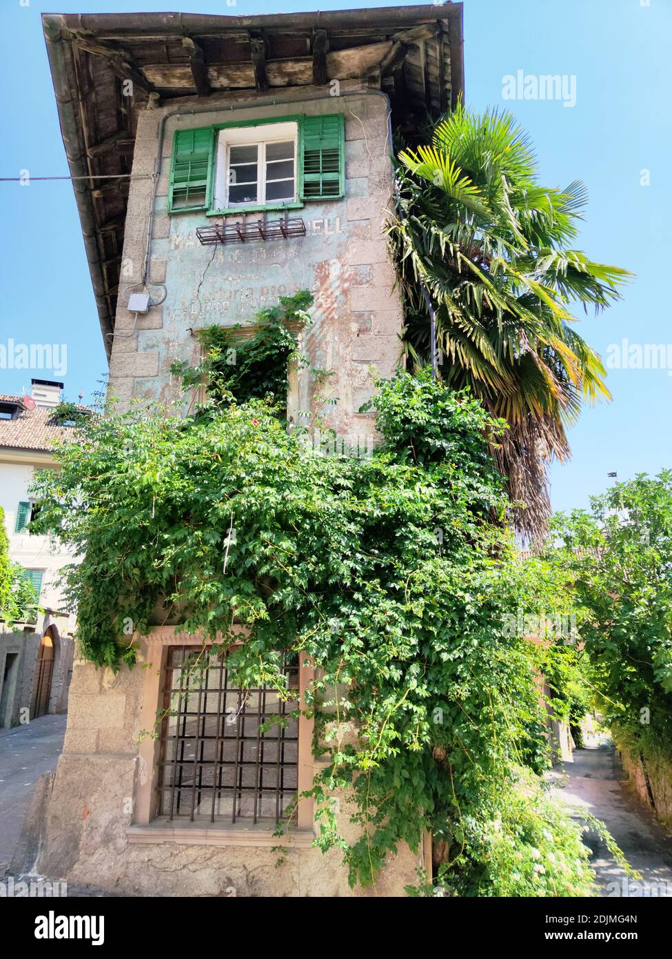 Casa incredibilmente stretta a Caldaro sulla Weinstrasse, Alto Adige Foto Stock