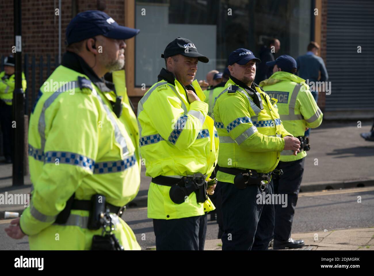 Polizia pattuglia Leppings Lane, Hillsborough a Sheffield prima di una partita di calcio tra Sheffield Mercoledì e Sheffield United Foto Stock