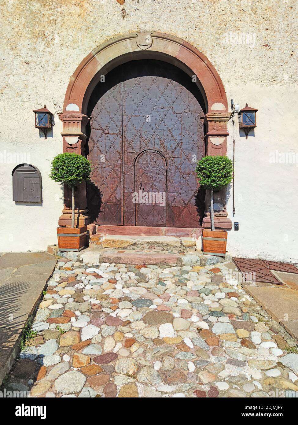 La porta ad arco del castello di Katzenzungen, un castello vicino a Prissiano in Alto Adige Foto Stock