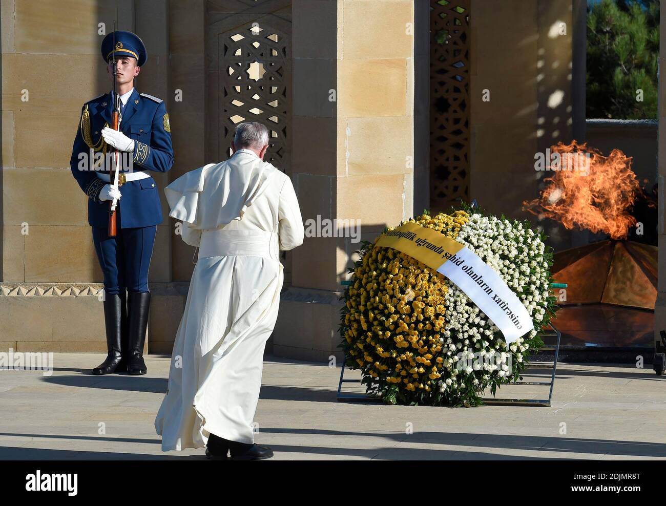 Papa Francesco prega al Monumento agli Eroi caduti della città di Baku in Azerbaigian Shadhidlar Hiyabani il 2 ottobre 2016 a Baku, Azerbaigian, l'ultimo giorno di una gita di tre giorni nel Caucaso. Foto di ABACAPRESS.COM Foto Stock