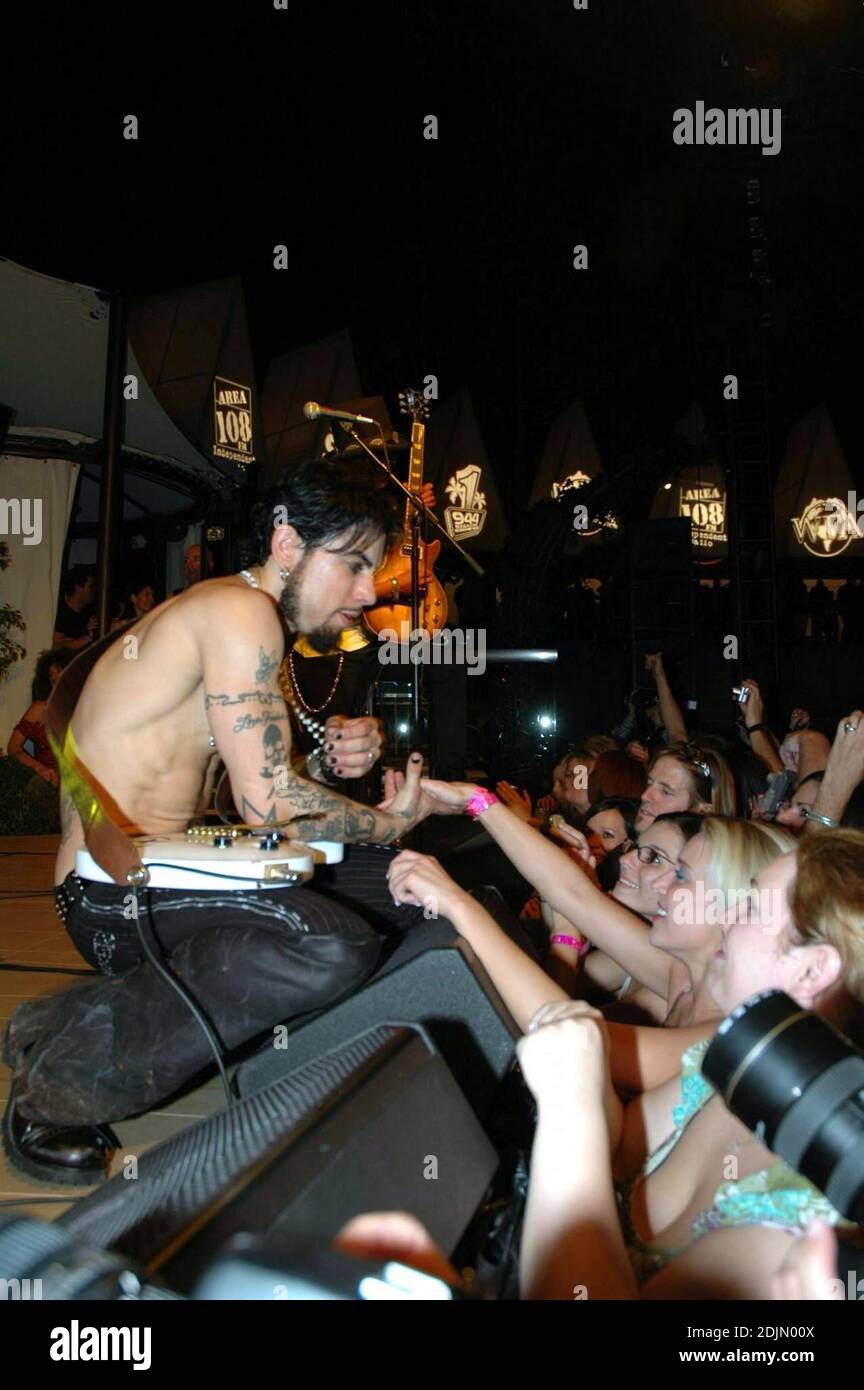 Dave Navarro al Camp Freddy spettacolo che celebra la grande apertura della nuova piscina da milioni di dollari delle Palme e l'anniversario di un anno della rivista 944. Las Vegas, NV 07/01/06. [[kar]] Foto Stock