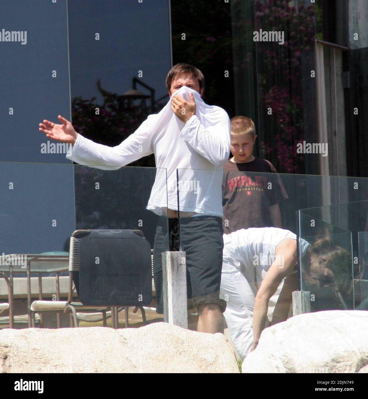 Esclusiva!! David Arquette fa la sua migliore impressione Casper il fantasma nella sua casa di Malibu in CA. 7/22/06 Foto Stock