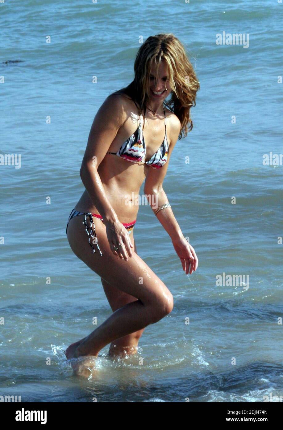 Molly Simms e l'amico si accamparono nell'oceano durante una festa sulla spiaggia a Malibu, CA. Insieme ai due Doggies Poupette e Chloe del modello. 7/22/06 Foto Stock