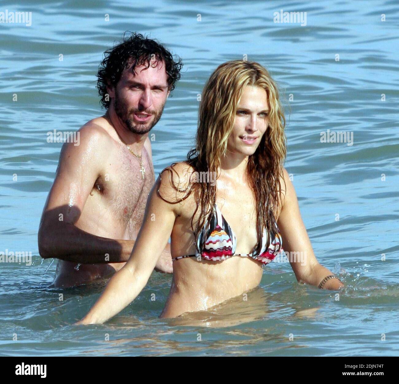 Molly Simms e l'amico si accamparono nell'oceano durante una festa sulla spiaggia a Malibu, CA. Insieme ai due Doggies Poupette e Chloe del modello. 7/22/06 Foto Stock
