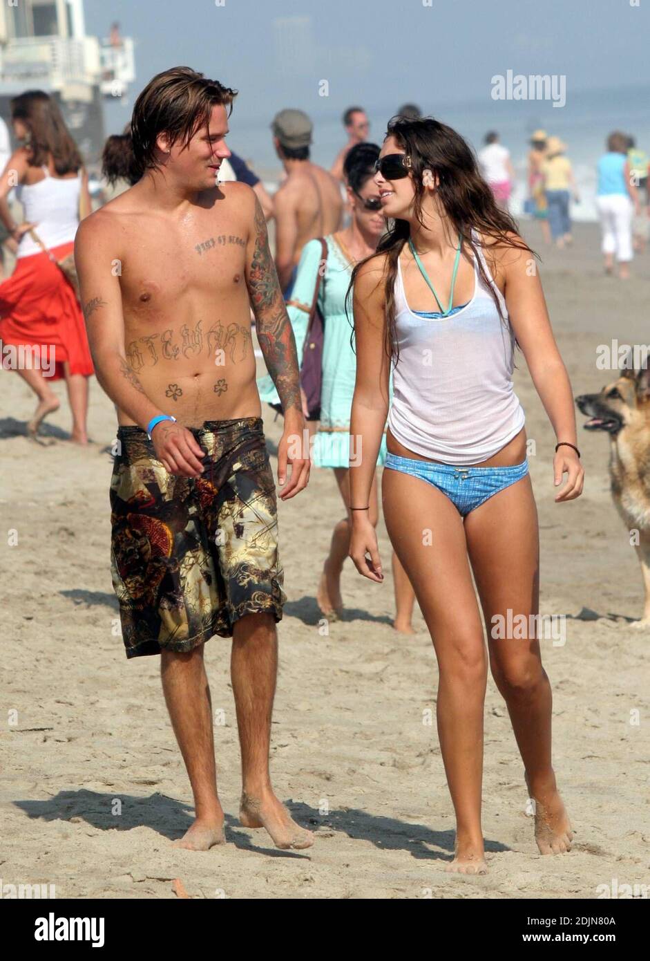 Sean Stewart gioca sulla spiaggia con la sua fidanzata a Malibu, CA. Durante la festa di compleanno di Jeremy Piven alla Polaroid Beach House. Stewart e il suo amico gallico si accamparono nell'oceano, coccolati sulla sabbia, hanno preso una passeggiata romantica mano in mano e hanno giocato un gioco più interessante di duello Coronas. 7/23/06 Foto Stock