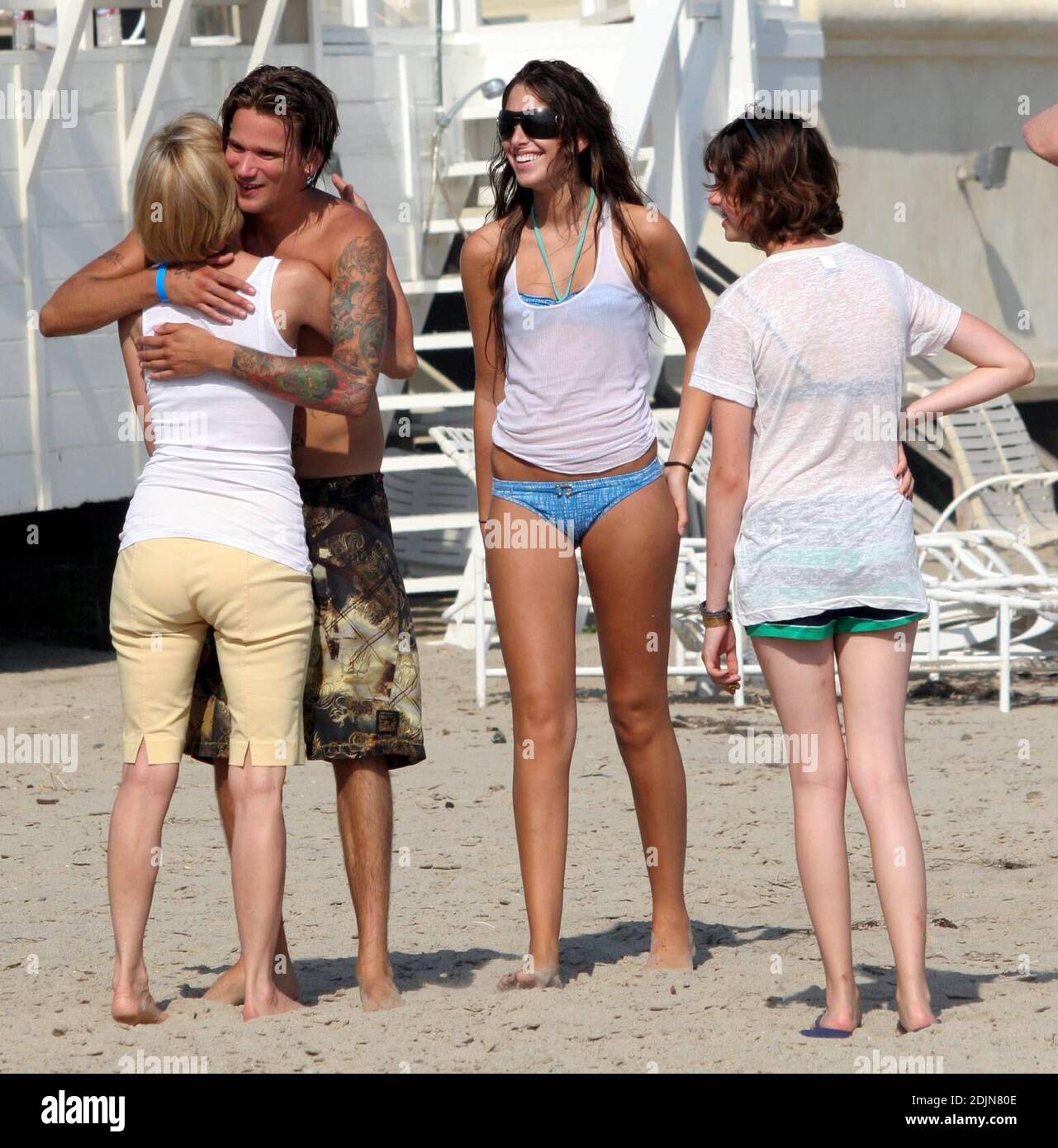 Sean Stewart gioca sulla spiaggia con la sua fidanzata a Malibu, CA. Durante la festa di compleanno di Jeremy Piven alla Polaroid Beach House. Stewart e il suo amico gallico si accamparono nell'oceano, coccolati sulla sabbia, hanno preso una passeggiata romantica mano in mano e hanno giocato un gioco più interessante di duello Coronas. 7/23/06 Foto Stock