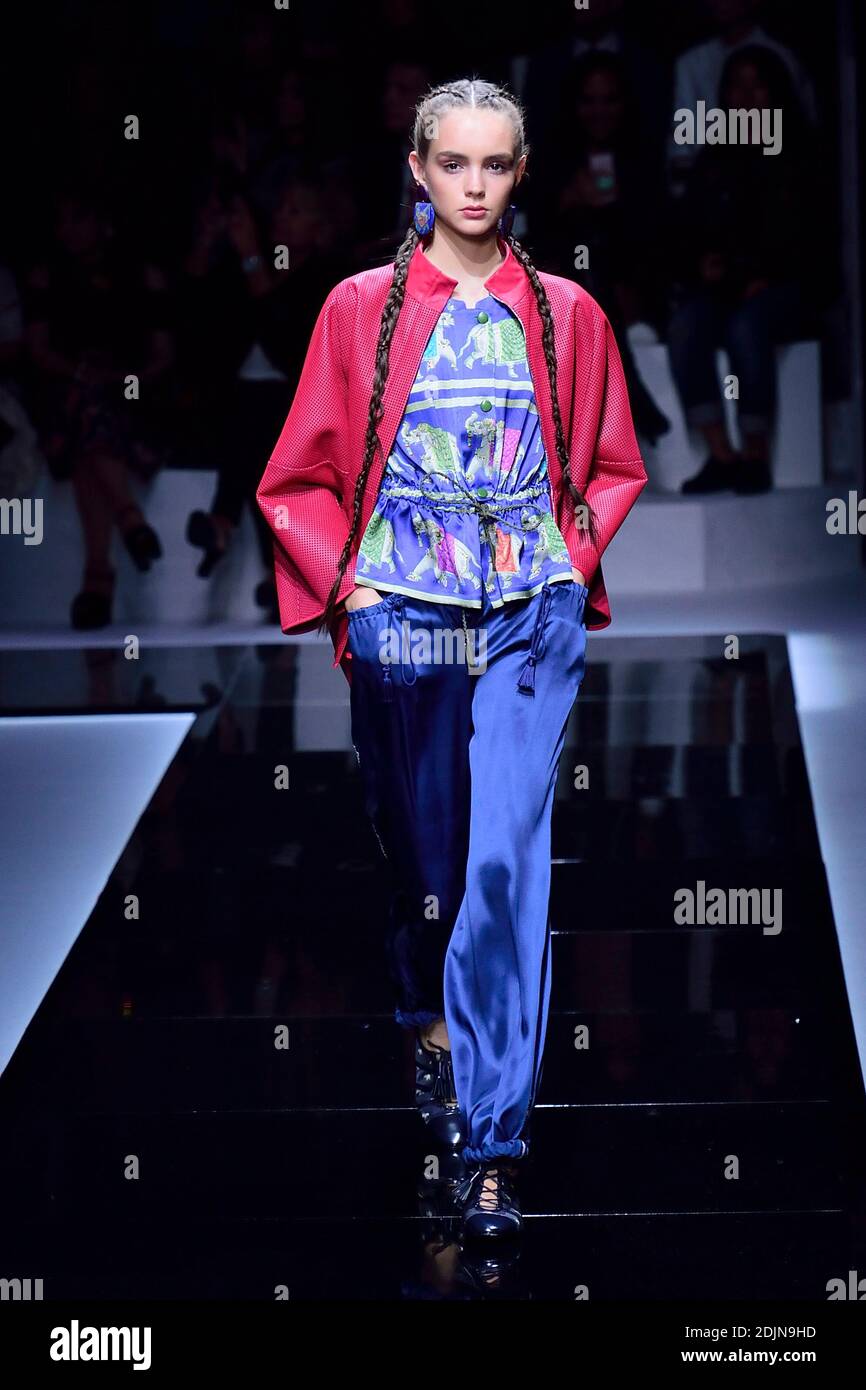 Un modello cammina sulla pista durante la mostra Emporio Armani come parte della settimana della Moda di Parigi pronta a indossare Primavera/Estate 2017 a Parigi, Francia, il 03 ottobre 2016. Foto di Aurore Marechal/ABACAPRESS.COM Foto Stock