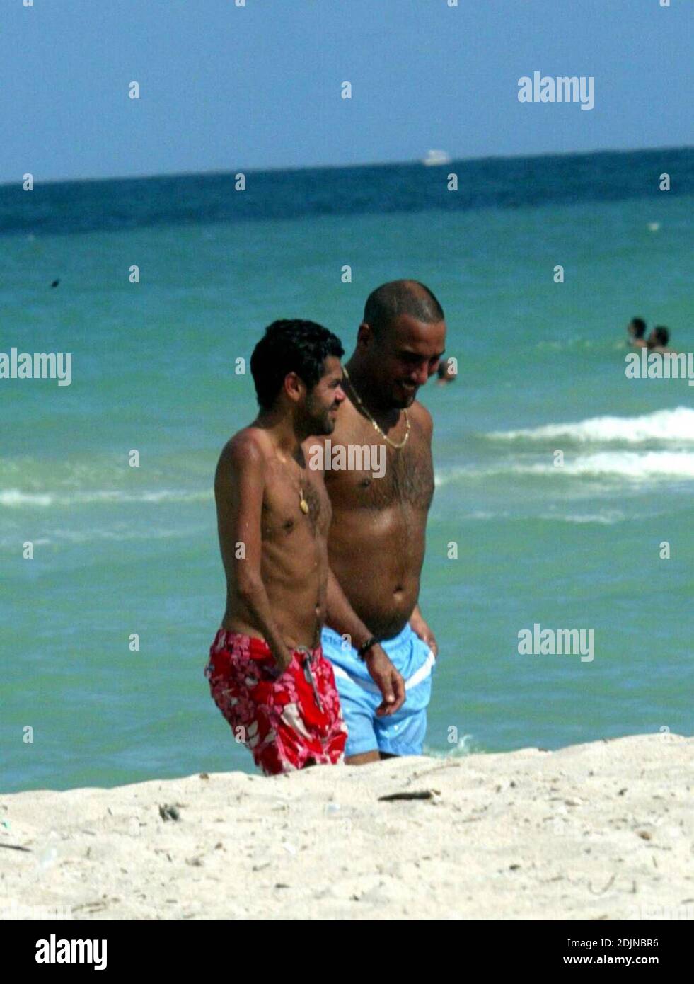 Esclusiva!! Il comico francese/marocchino e la star del cinema Jamel Debbouze trascorre del tempo con un amico a Miami Beach. Nel 2002, Jamel è stato l'attore più alto pagato in Francia. 7/27/06 Foto Stock