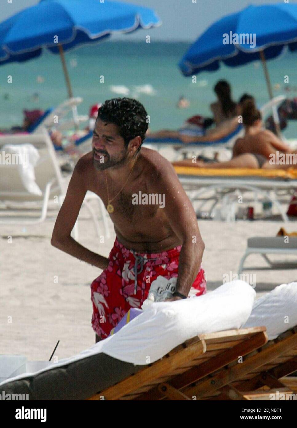 Esclusiva!! Il comico francese/marocchino e la star del cinema Jamel Debbouze trascorre del tempo con un amico a Miami Beach. Nel 2002, Jamel è stato l'attore più alto pagato in Francia. 7/27/06 Foto Stock