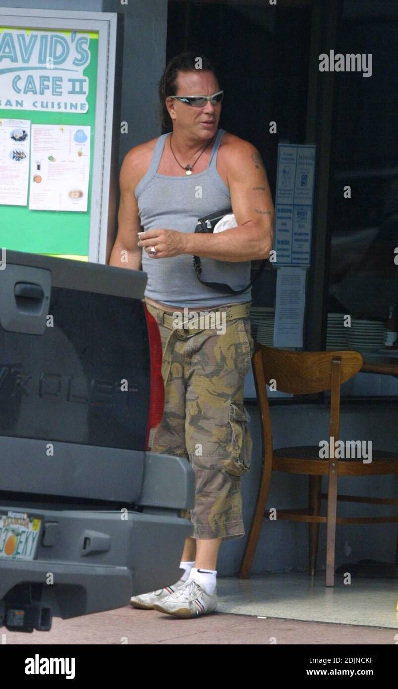 Esclusiva!! Mickey Rourke affronta la luce del giorno per avere un fumo e un colpo di caffè cubano sulla Lincoln Road alla moda di Miami Beach. 7/28/06 Foto Stock