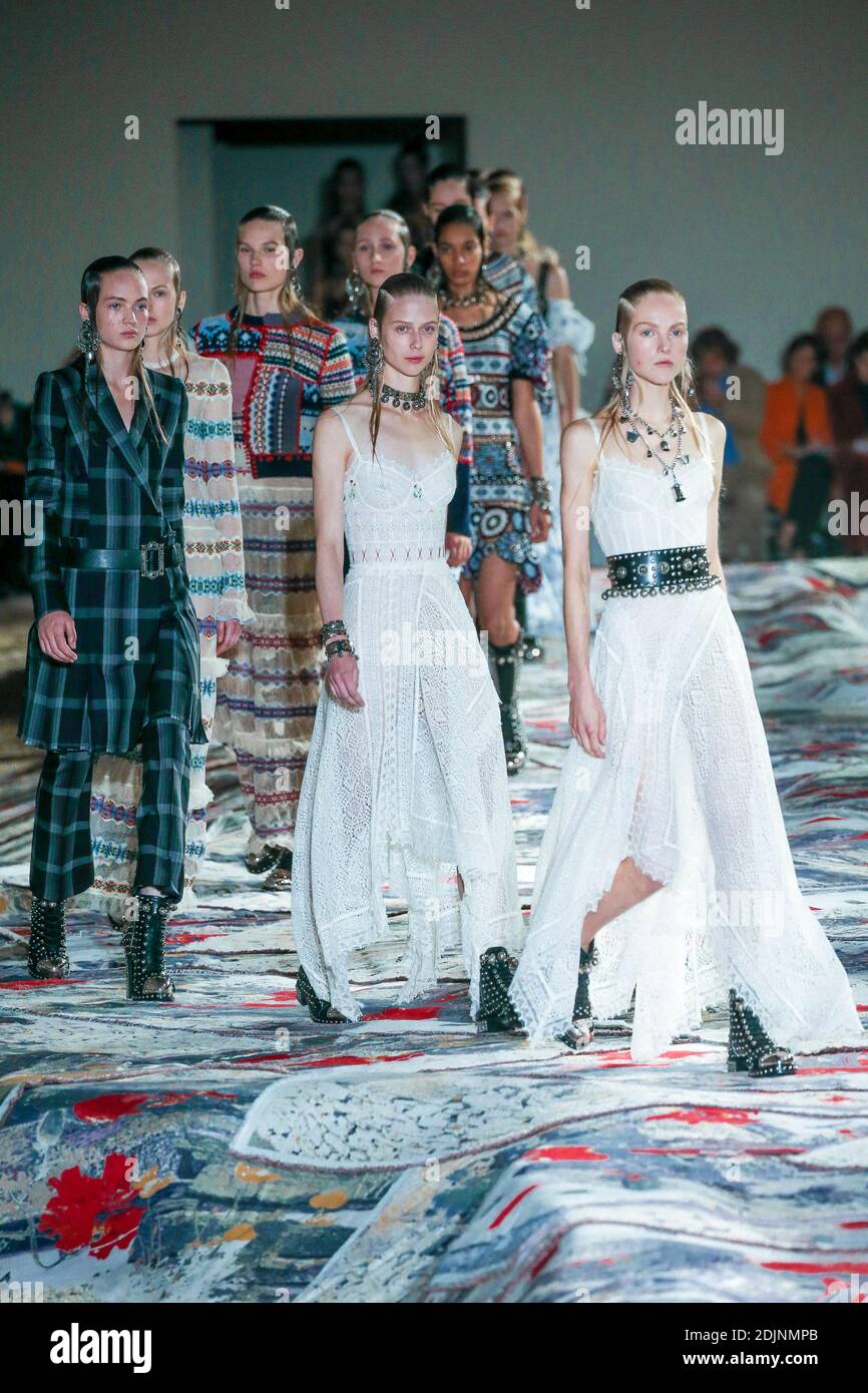 Un modello cammina sulla pista allo spettacolo Alexander McQueen come parte della settimana della Moda di Parigi, pronta a indossare la primavera/estate 2017 il 3 ottobre 2016 a Parigi, Francia. Foto di Alain Gil Gonzalez /ABACAPRESS.COM Foto Stock