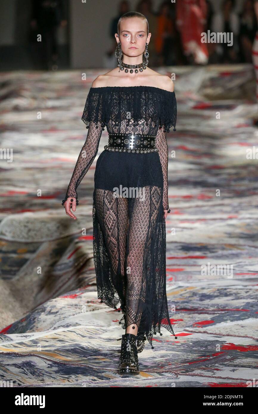 Un modello cammina sulla pista allo spettacolo Alexander McQueen come parte della settimana della Moda di Parigi, pronta a indossare la primavera/estate 2017 il 3 ottobre 2016 a Parigi, Francia. Foto di Alain Gil Gonzalez /ABACAPRESS.COM Foto Stock