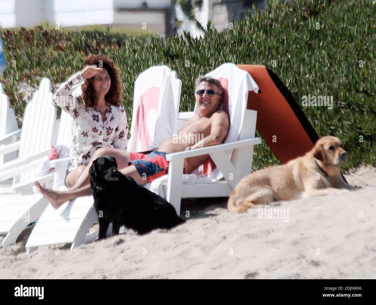 Esclusiva!! Dustin Hoffman e sua moglie Lisa Gottsegen trascorrono un pomeriggio sulla spiaggia di Malibu, CA. 8/19/06 [[ral]] Foto Stock