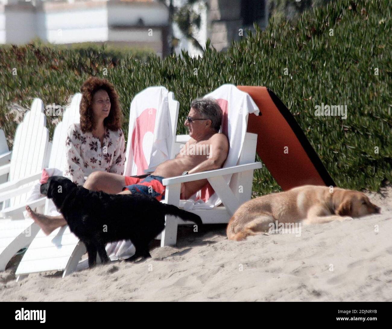 Esclusiva!! Dustin Hoffman e sua moglie Lisa Gottsegen trascorrono un pomeriggio sulla spiaggia di Malibu, CA. 8/19/06 [[ral]] Foto Stock