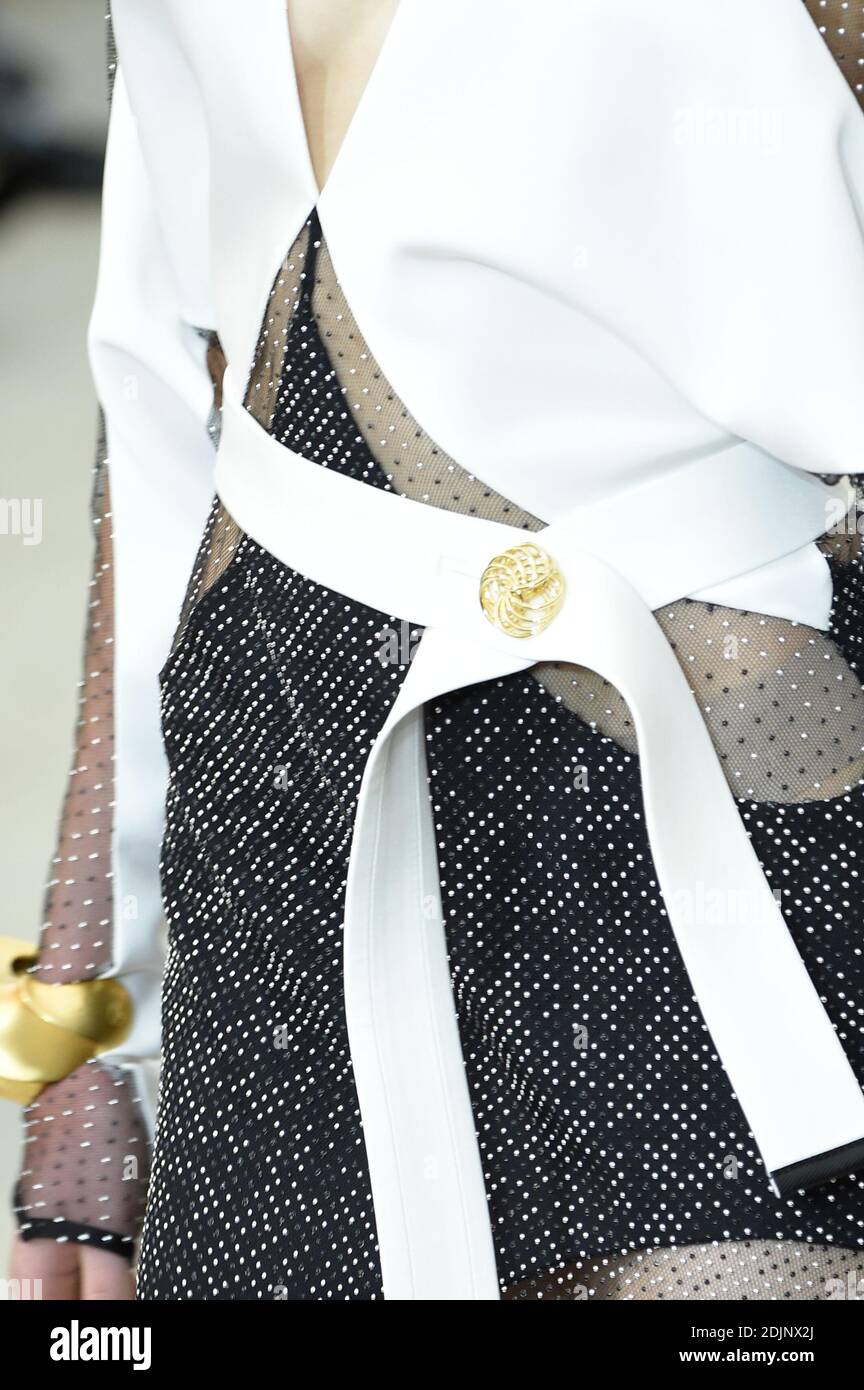 Dettagli borse e scarpe durante la sfilata di Louis Vuitton come parte  della settimana della moda di Parigi, pronta a indossare la  primavera/estate 2017 il 4 ottobre 2016 a Parigi, Francia. Foto