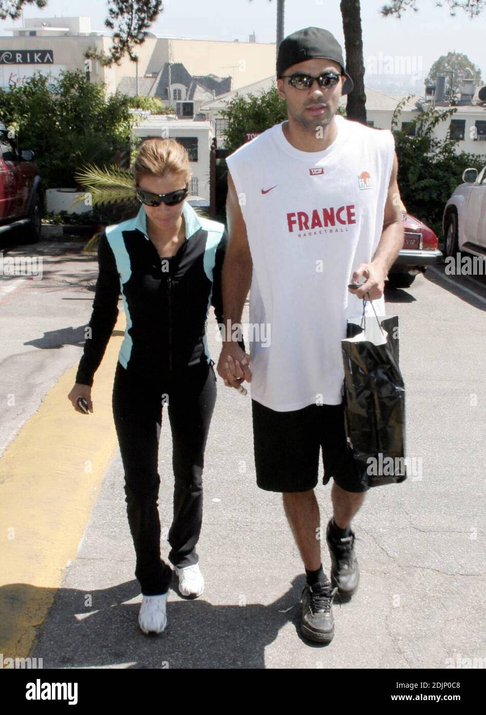 EVA Longoria e beau Tony Parker Godetevi una romantica data per il pranzo al Cafe Med a West Hollywood, CA. La simpatica coppia ha lasciato sorridere mentre teneva le mani. 8/30/06 Foto Stock