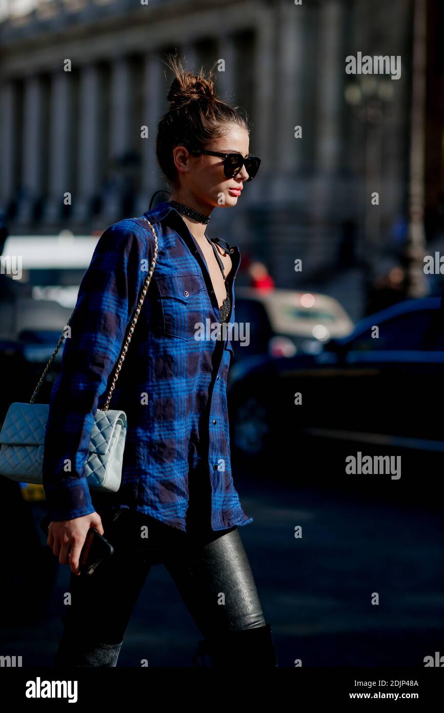 Street Style Modello Di Taylor Hill Dopo Chanel Primavera Estate 17 Spettacolo Tenuto Al Grand Palais A Parigi Francia Il 4 Ottobre 16 Foto Di Marie Paola Bertrand Hillion Abacapress Com Foto Stock Alamy