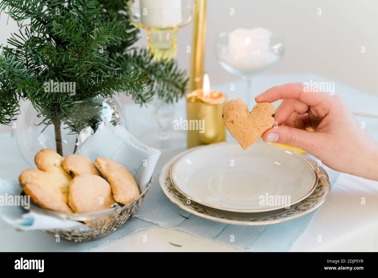 Vista dall'alto del cucchiaio con decorazione e biscotto cuore d'amore. San Valentino o Natale Foto Stock