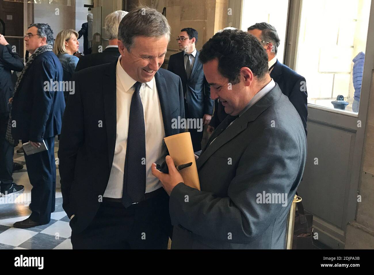 Nicolas Dupont-Aignan, presidente di 'Debout la France' e Jean-Frederic Poisson président di parti chrétien-démocrate (PCD) durante una sessione di 'interrogazioni al governo' all'Assemblea nazionale francese a Parigi, in Francia, l'11 ottobre 2016. Foto di Henri Szwarc/ABACAPRESS.COM Foto Stock