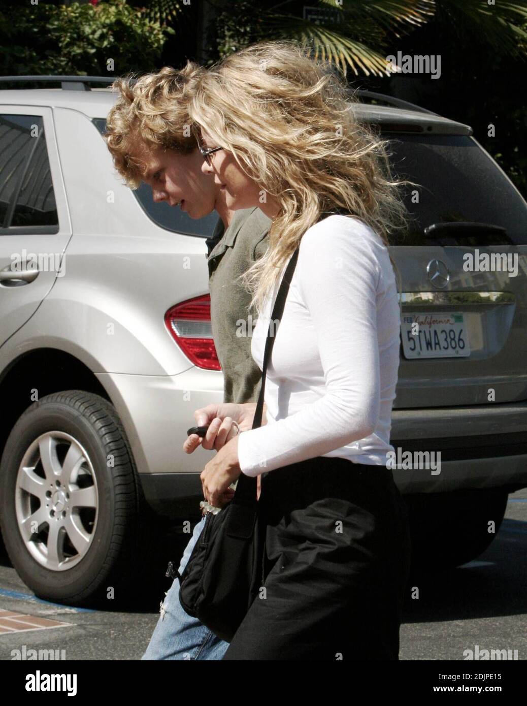 Esclusiva!! Meg Ryan prende il figlio Jack per fare shopping al Fred Segal di Santa Monica, CA. Jack è il figlio di Ryan di 14 anni dal suo precedente matrimonio con l'attore Dennis Quaid. L'adolescente sta mostrando una somiglianza con la sua mamma, sperando di ereditare il suo buon look. 9/09/06 Foto Stock