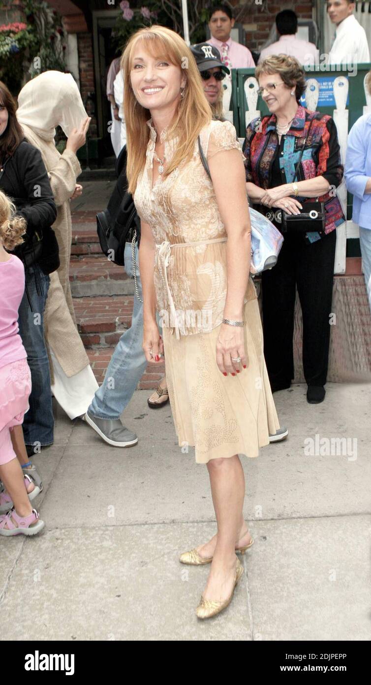 L'attrice Jane Seymour, di 55 anni, si ferma a Ghost di Beverly Hills, CA. E si ferma per scattare foto e firmare autografi con i fan. Seymour. 9/14/06 Foto Stock