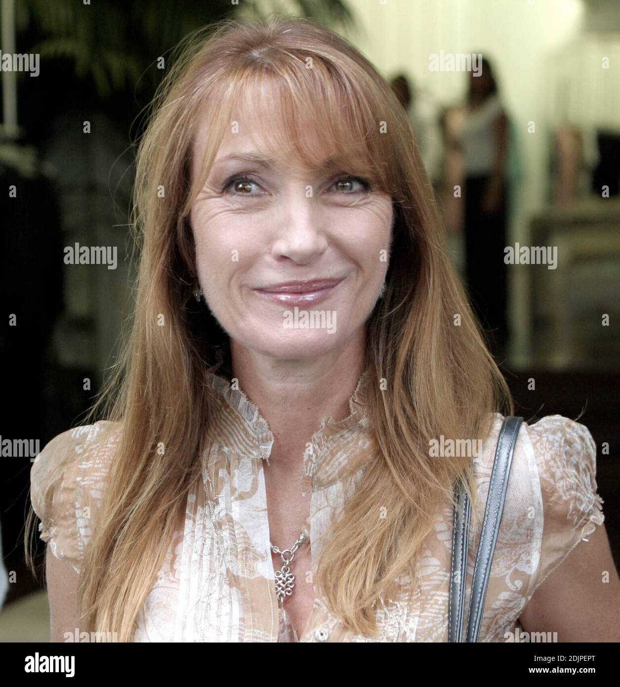 L'attrice Jane Seymour, di 55 anni, si ferma a Ghost di Beverly Hills, CA. E si ferma per scattare foto e firmare autografi con i fan. Seymour. 9/14/06 Foto Stock