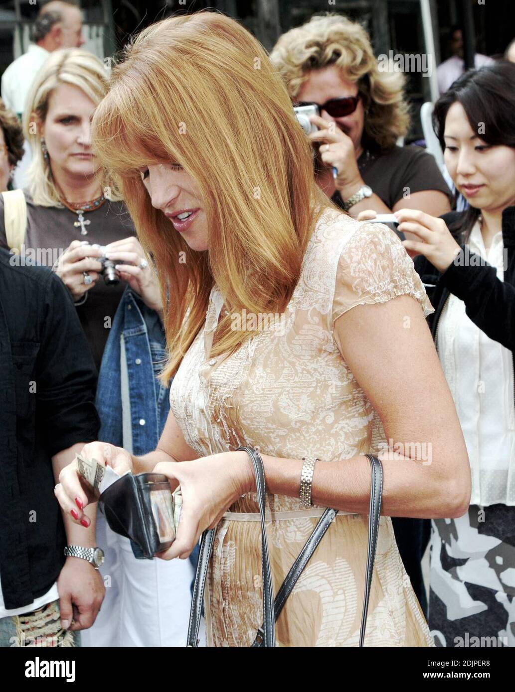 L'attrice Jane Seymour, di 55 anni, si ferma a Ghost di Beverly Hills, CA. E si ferma per scattare foto e firmare autografi con i fan. Seymour. 9/14/06 Foto Stock