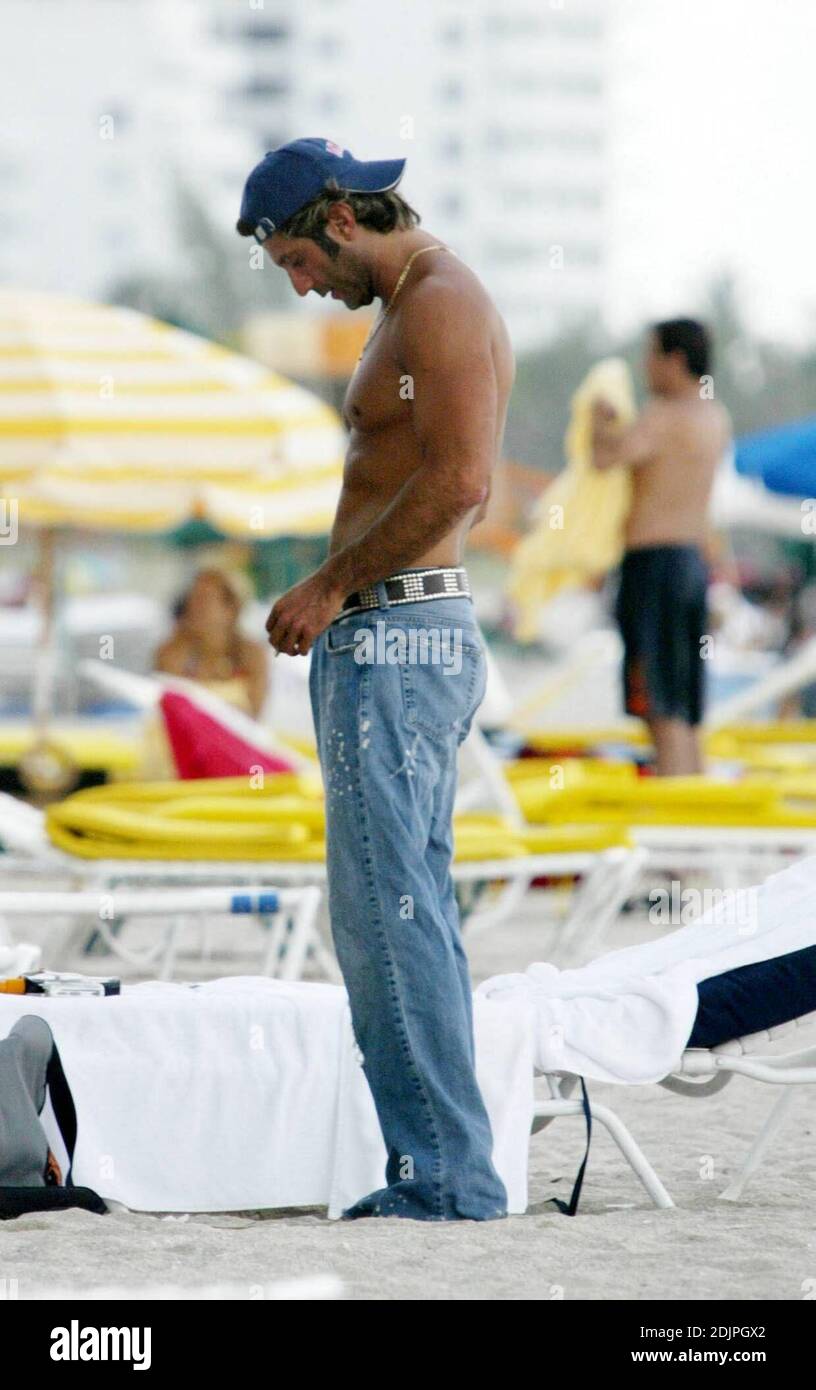 L'attore messicano Bobby Larios si rilassa al sole su Miami Beach dopo il suo divorzio da Neurka Marcos. 09/20/06 Foto Stock