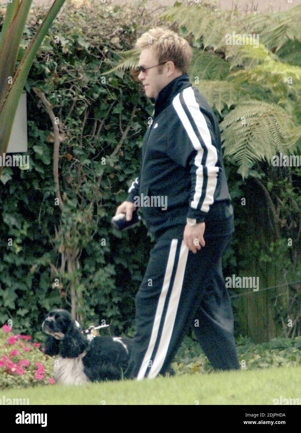 Esclusiva!! Elton John lascia il Beverly Hills Hotel a cinque stelle con un entourage e il suo amato cane. Il cantante stout ha portato un vestito da jogging, ma non è stato visto esercitarsi. 9/22/06 Foto Stock