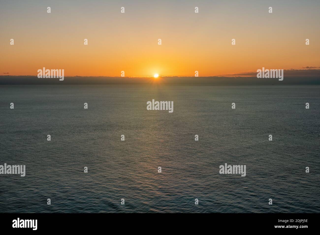 Veduta panoramica astratta aerea sul caldo tramonto sul mare. Niente altro che cielo, nuvole e acqua. Il concetto di calma silenzio e unità con la natura. Foto Stock