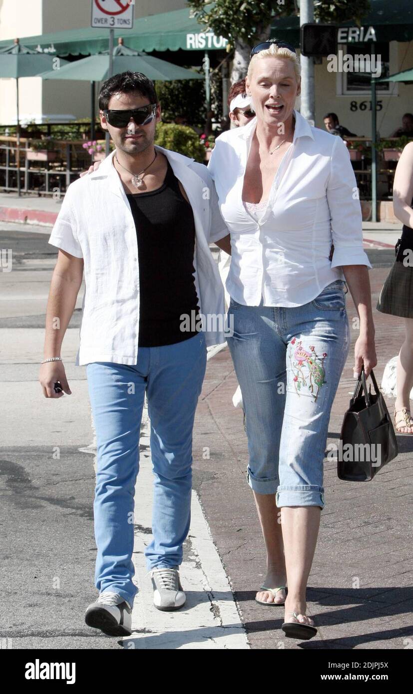 Esclusiva!! Bridget Nielsen e il suo quinto marito, Mattia Dessi, sembrano essere in buona spirit dopo il pranzo al Cafe Med a West Hollywood, CA. 9/23/06 [[rac]] Foto Stock