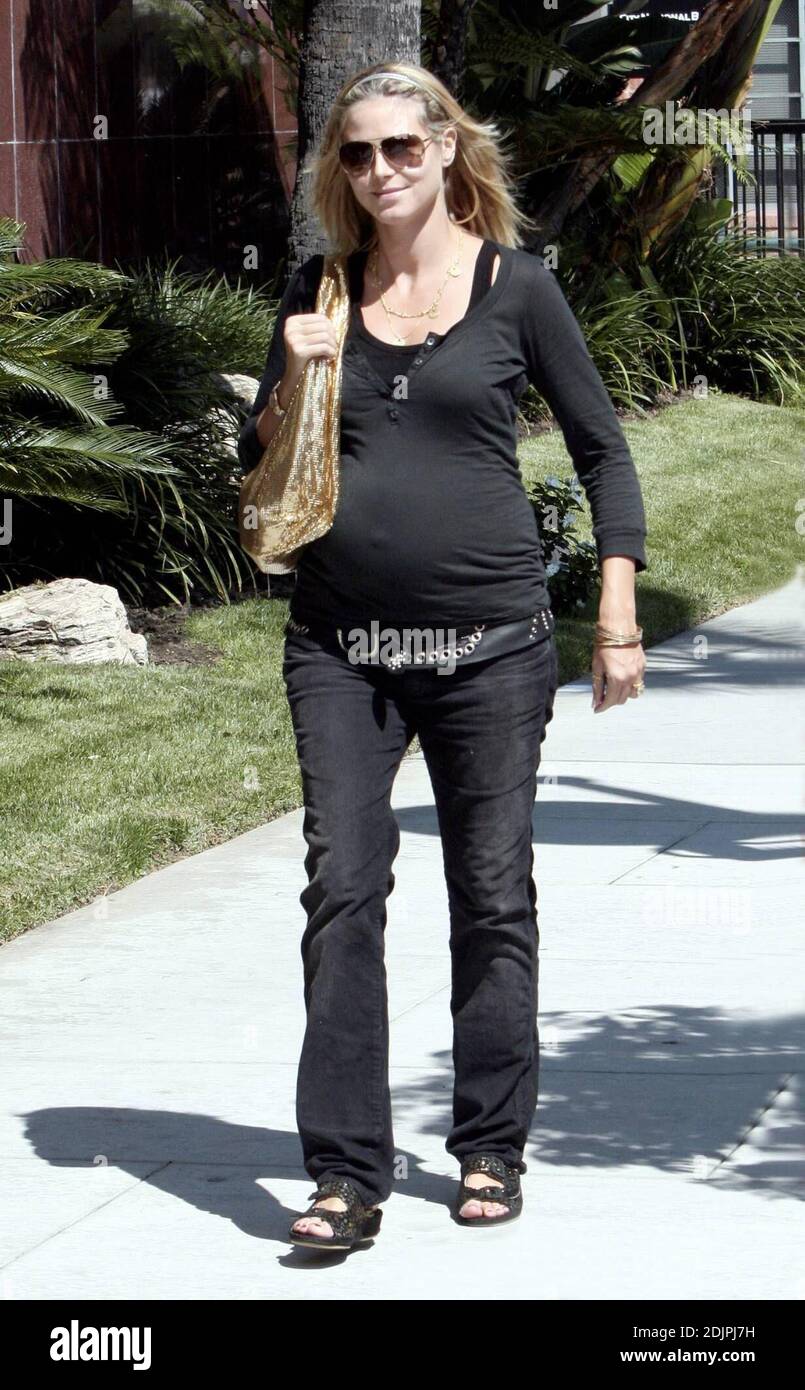 Un Heidi Klum incinta flaunts il suo bump in una parte superiore stretta di adattamento e indossa un paio di scarpe comodi durante una passeggiata attraverso Beverly Hill, CA. 9/27/06 Foto Stock