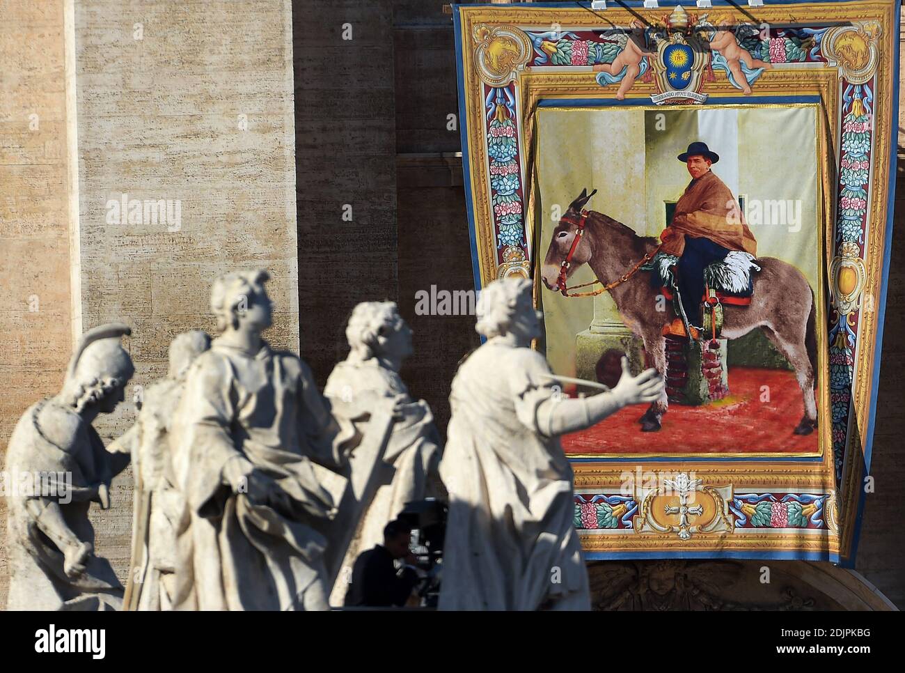 Un arazzo appeso sulla facciata della basilica di San Pietro mostra un ritratto di Jose Gabriel Brochreo durante una messa di canonizzazione guidata da Papa Francesco il 16 ottobre 2016 in piazza San Pietro in Vaticano. Papa Francesco canonizza il sacerdote gaucho argentino Jose Gabriel Brochreo, salomon Leclercq, il messicano Jose Sanchez del Río, lo spagnolo Manuel Gonzalez Garcia, l'italiano Lodovico Pavoni, l'italiano Alfonso Maria Fusco e la francese Elisabetta della Trinità. Foto di Eric Vandeville/ABACAPRESS.COM Foto Stock