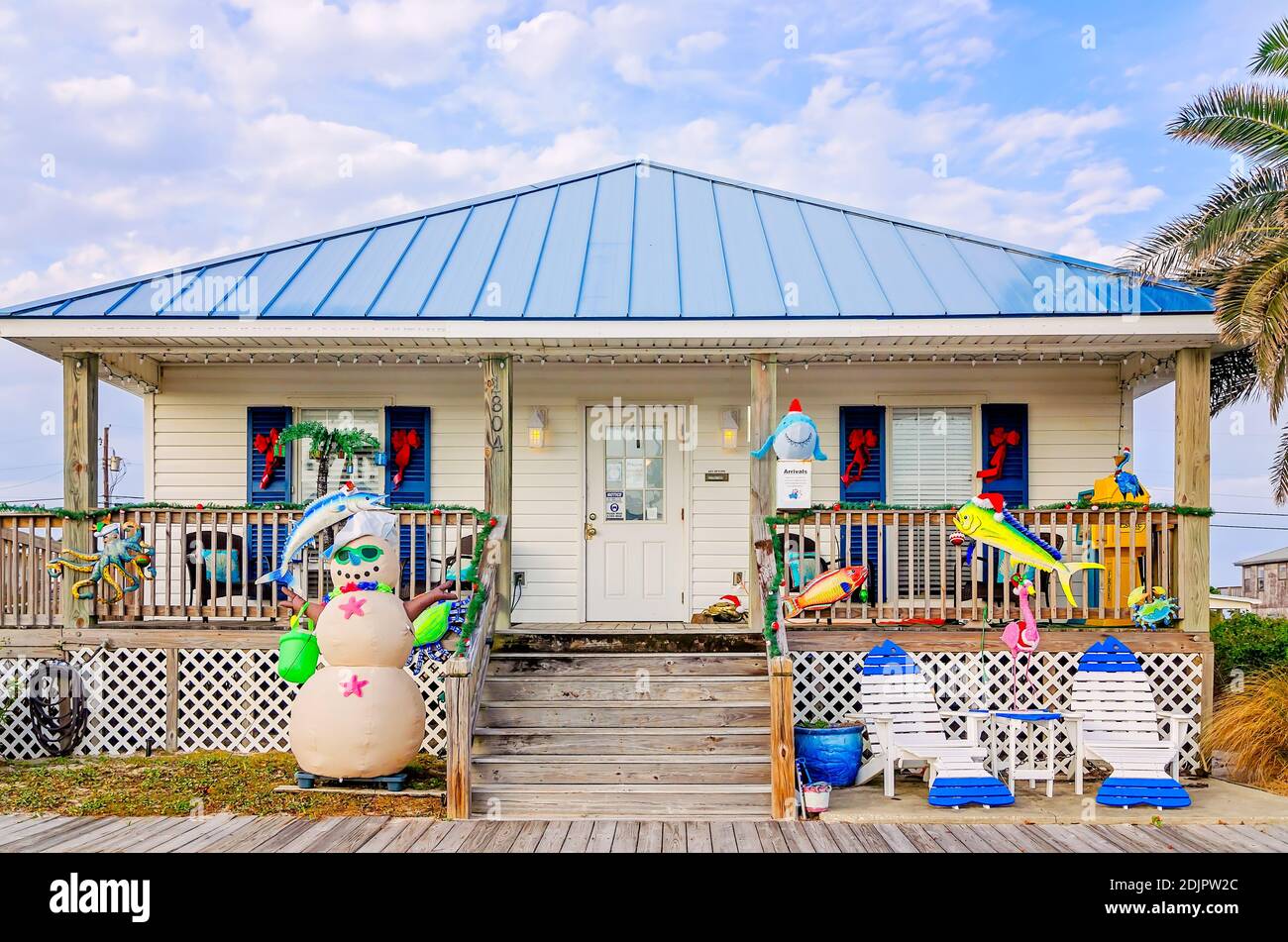 Il Boardwalk Realty è decorato per Natale, 13 dicembre 2020, a Dauphin Island, Alabama. Boardwalk Realty è specializzato in affitto vacanze in spiaggia. Foto Stock