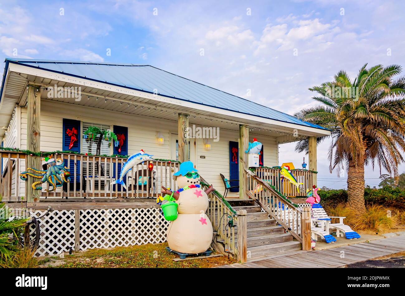 Il Boardwalk Realty è decorato per Natale, 13 dicembre 2020, a Dauphin Island, Alabama. Boardwalk Realty è specializzato in affitto vacanze in spiaggia. Foto Stock