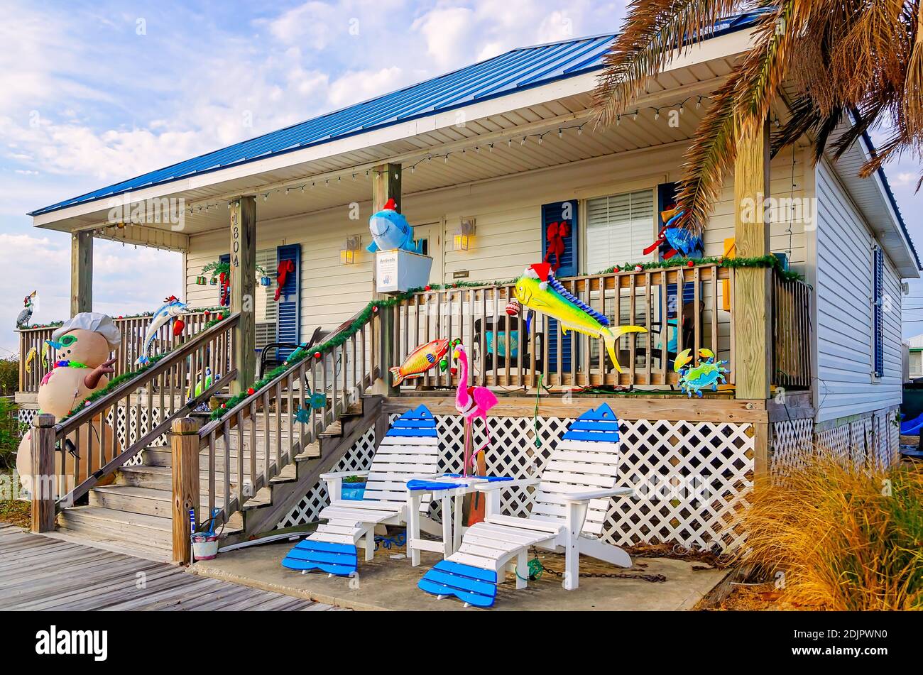 Il Boardwalk Realty è decorato per Natale, 13 dicembre 2020, a Dauphin Island, Alabama. Boardwalk Realty è specializzato in affitto vacanze in spiaggia. Foto Stock