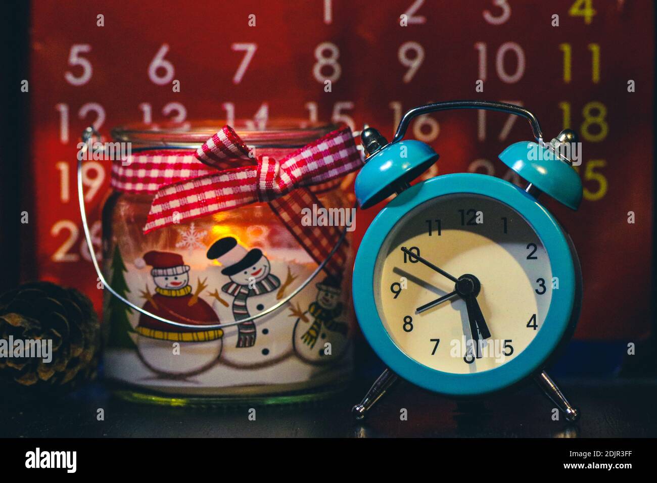 Calendario rosso, orologio e decorazione di Natale Foto Stock