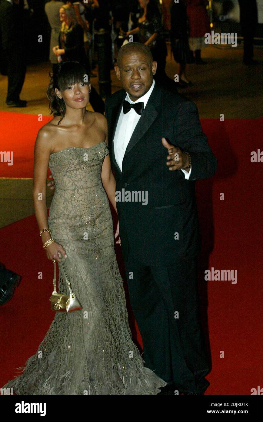 Forest Whitaker e la moglie Keisha frequentano la prima Odeon Leicester Square London UK. 10/18/2006 Foto Stock